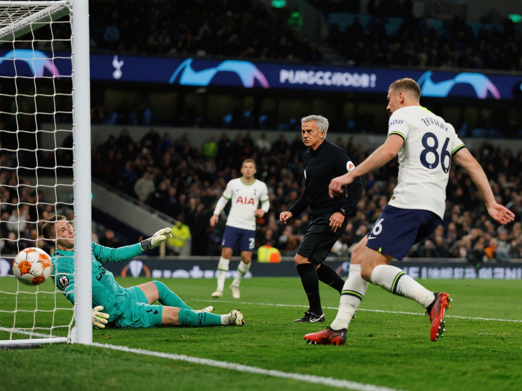 86分钟惨遭绝平！穆里尼奥绝境逆袭险晋附加赛